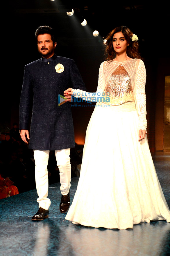 celebs at manish malhotras charity show mijwan 4