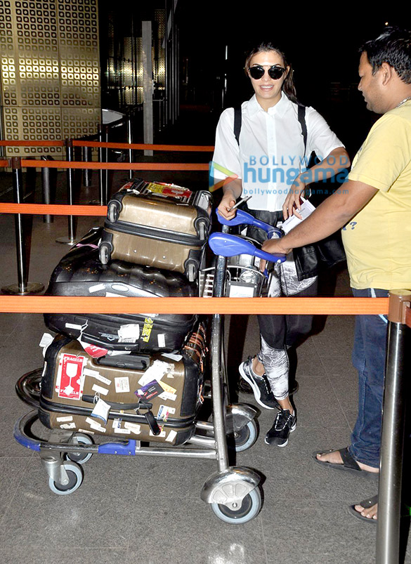 jacqueline fernandez snapped leaving for bahrain 6