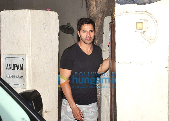 varun dhawan snapped with a mystery girl in juhu 5