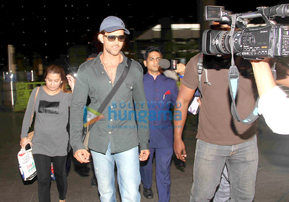 hrithik roshan snapped at the international airport terminal 5