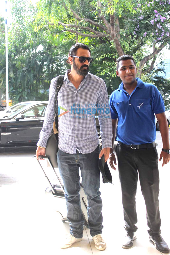 arjun rampal snapped with his new bearded look at the airport 3