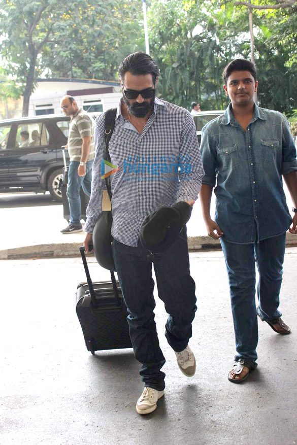 arjun rampal snapped with his new bearded look at the airport 8