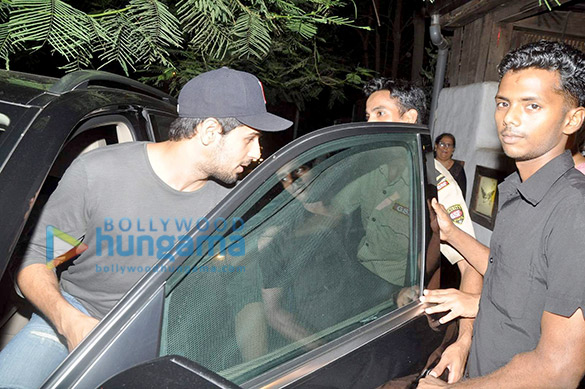 sidharth malhotra snapped outside hakim aalims 4