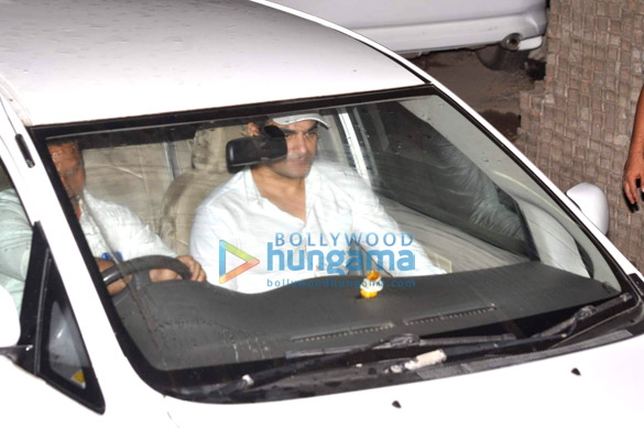 salman khan returns home on bail 8