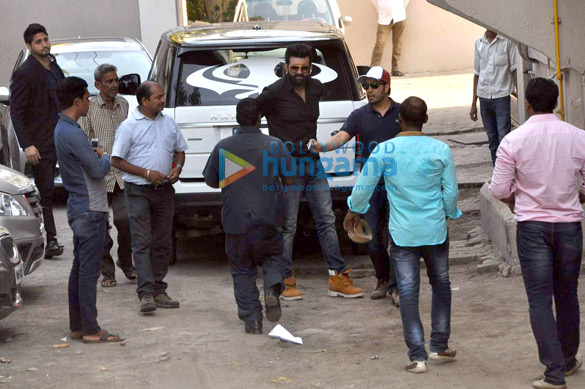 salman khan returns home on bail 16