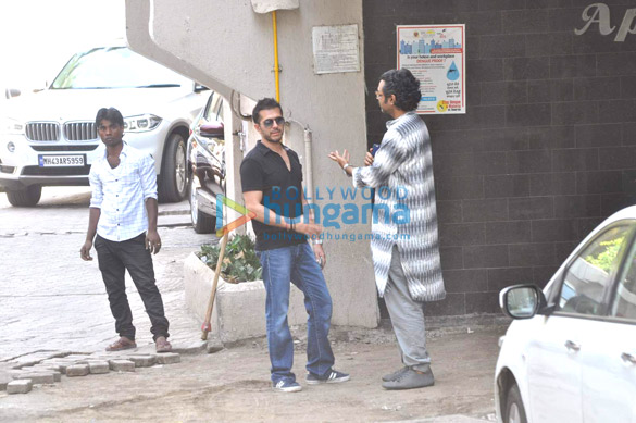 salman khan returns home on bail 19