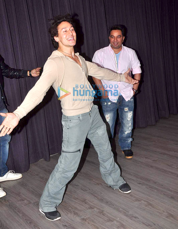 tiger shroff promotes the music video zindagi aa raha hoon main 5