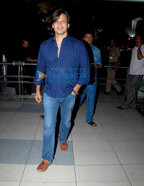 vivek oberoi snapped at the domestic airport 5