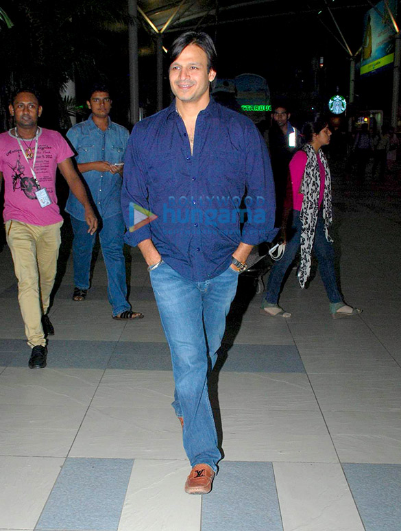vivek oberoi snapped at the domestic airport 4