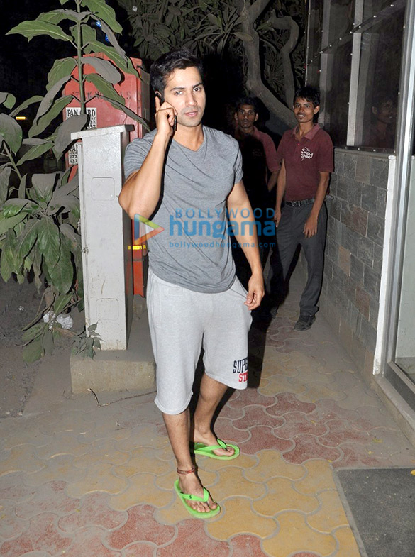varun dhawan snapped post dinner with his friends 4