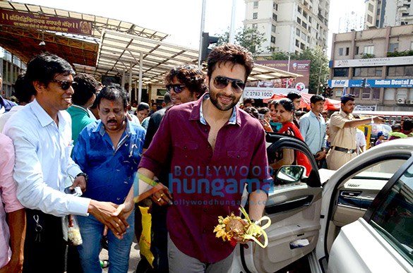 jackky bhagnani visits the siddhi vinayak temple 5