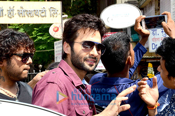 jackky bhagnani visits the siddhi vinayak temple 11