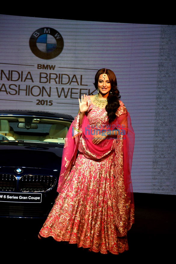 sonakshi sinha unveils the bmw 6 series gran coupe at the india bridal fashion week 8