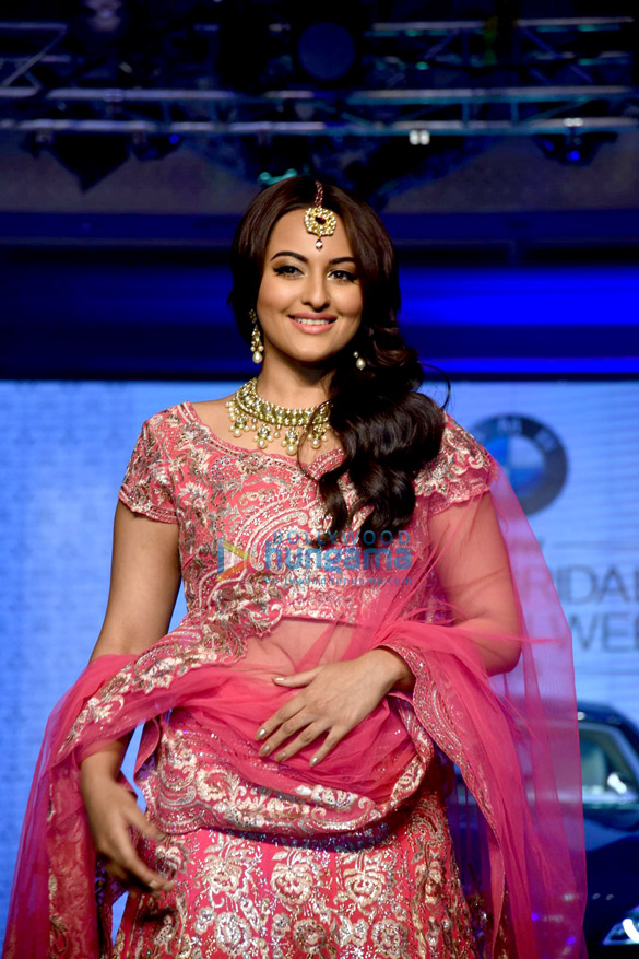 sonakshi sinha unveils the bmw 6 series gran coupe at the india bridal fashion week 7