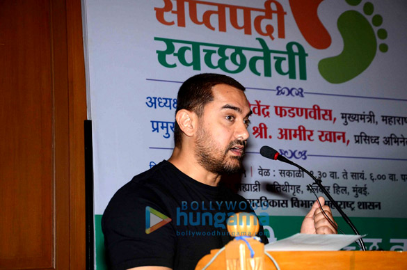 aamir khan and maharashtras cm devendra fadnavis at swacch abhiyaans launch 8