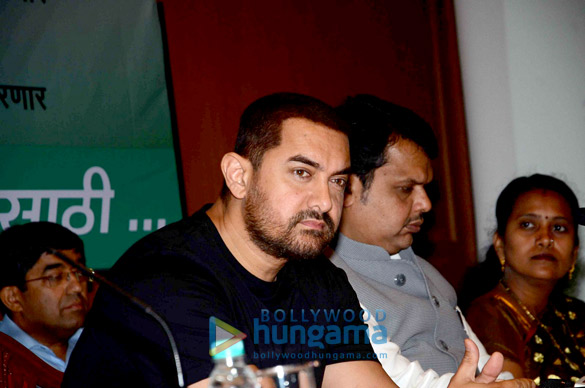 aamir khan and maharashtras cm devendra fadnavis at swacch abhiyaans launch 9