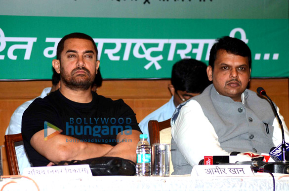 aamir khan and maharashtras cm devendra fadnavis at swacch abhiyaans launch 5