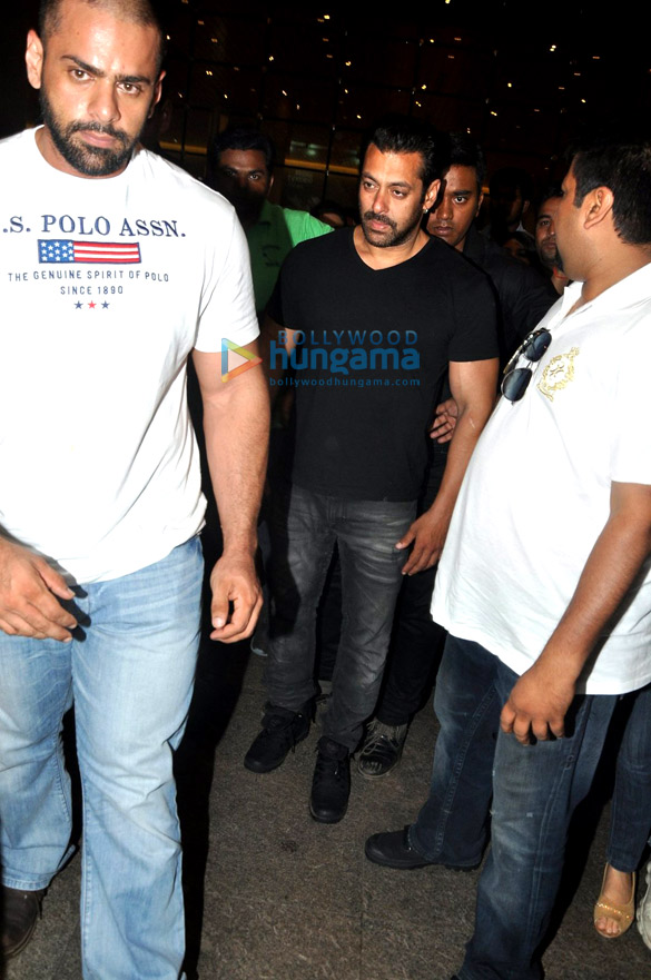 salman khan varun dhawan and others snapped returning from aiba in dubai 14