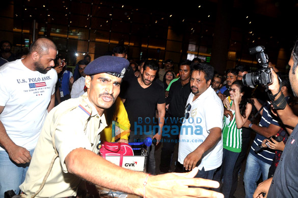 salman khan varun dhawan and others snapped returning from aiba in dubai 10