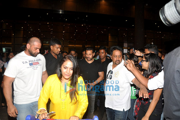 salman khan varun dhawan and others snapped returning from aiba in dubai 13
