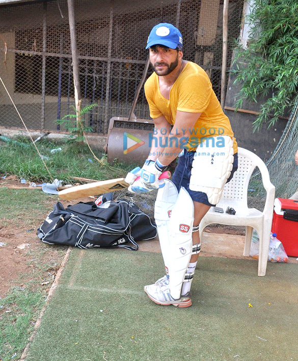 saif ali khan kunal khemu snapped playing cricket 7