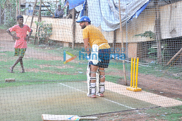 saif ali khan kunal khemu snapped playing cricket 4