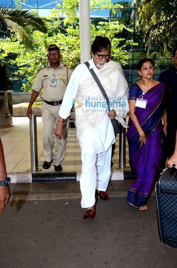 amitabh bachchan snapped at the domestic airport 9