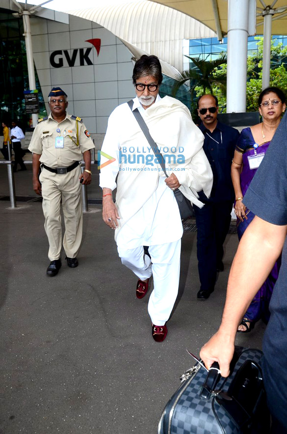 amitabh bachchan snapped at the domestic airport 11