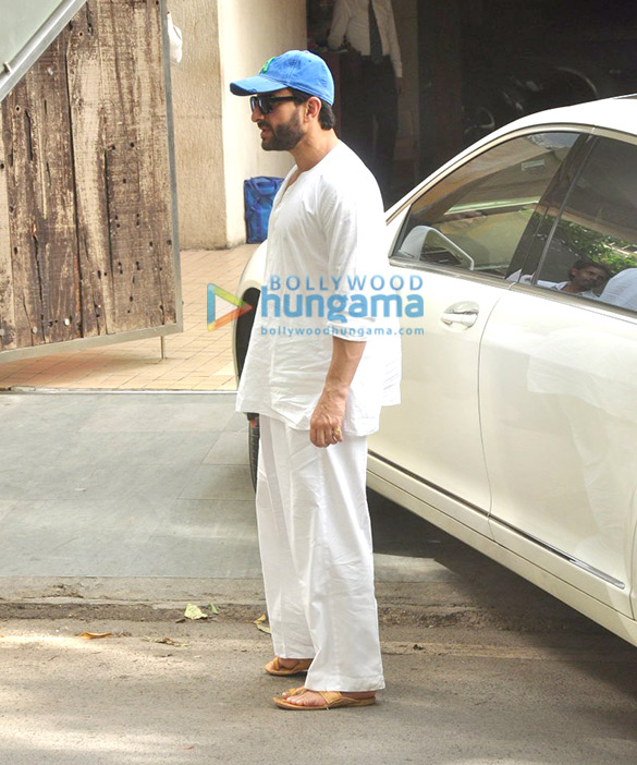 saif ali khan snapped in kurta pyjama casual look 8