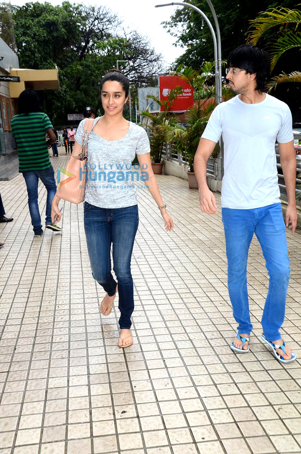 shraddha kapoor snapped at pvr juhu 6