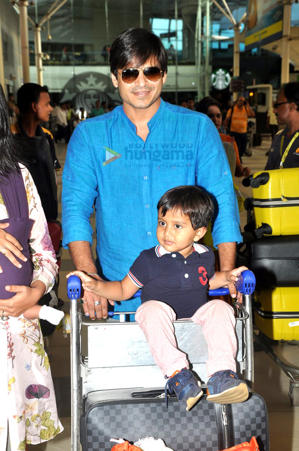 vivek oberoi snapped with wife and kids 8