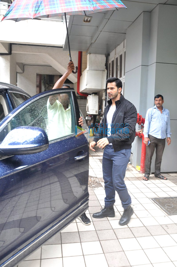 varun dhawan snapped outside his office in juhu 5