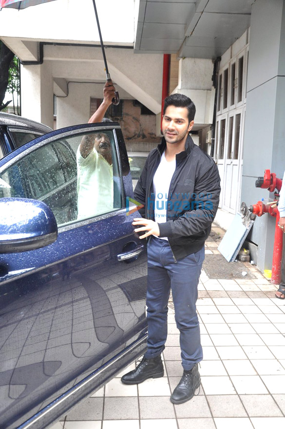 varun dhawan snapped outside his office in juhu 10