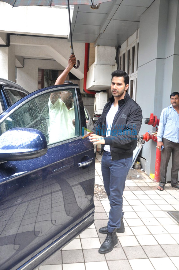 varun dhawan snapped outside his office in juhu 6