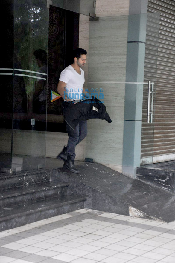 varun dhawan snapped outside his office in juhu 2
