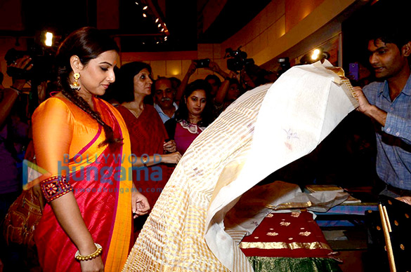 vidya balan inaugurates craft exhibition at jehangir art gallery 4