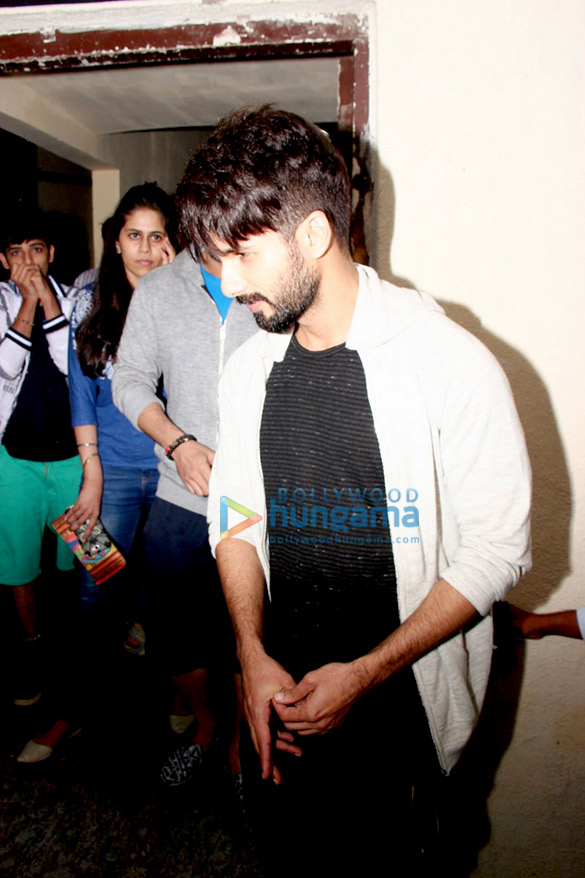 shahid kapoor mobbed by media at pvr juhu 4