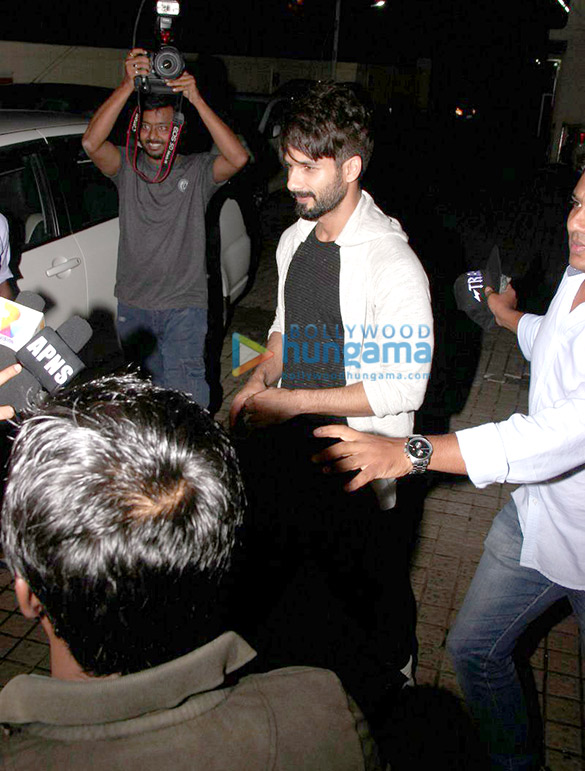 shahid kapoor mobbed by media at pvr juhu 6