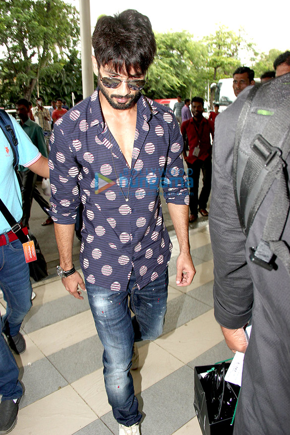 shahid kapoor leaves for his wedding in gurgaon 9