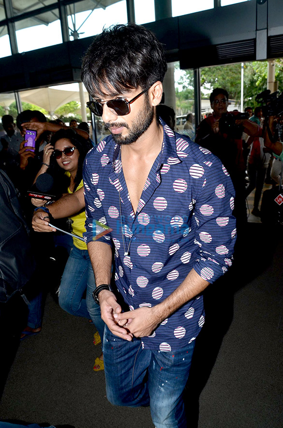 shahid kapoor leaves for his wedding in gurgaon 8