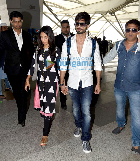 shahid kapoor snapped at the delhi airport with wife mira rajput 4