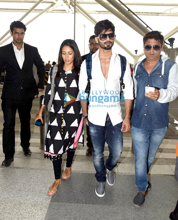 shahid kapoor snapped at the delhi airport with wife mira rajput 6