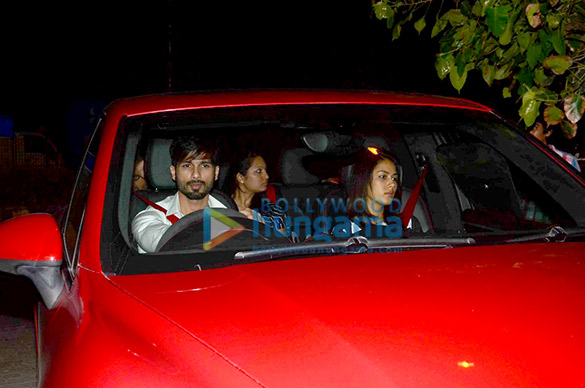 shahid kapoor mira rajput snapped at their juhu residence 4