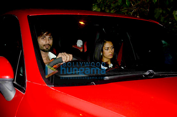 shahid kapoor mira rajput snapped at their juhu residence 6