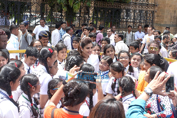 raveena tandon spreads awareness on using helmets 6