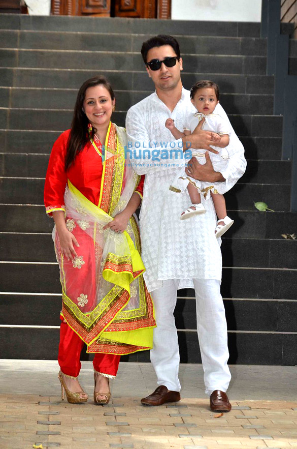 imran khan snapped with family on eid 5