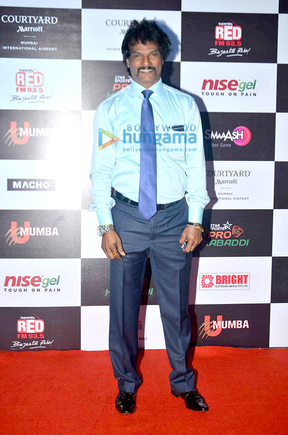 vivek oberoi snapped with his kid at pro kabaddi league 7