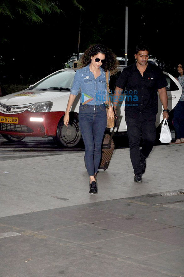 kangna ranaut clicked at the airport 4