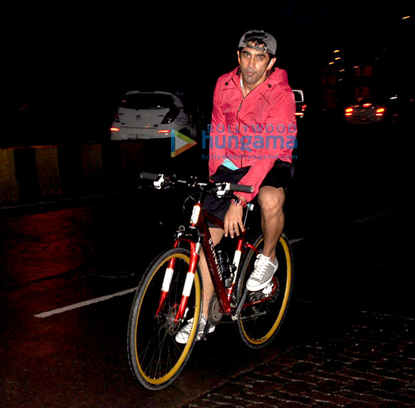 amit sadh snapped riding bicycle 2