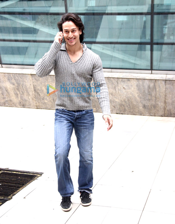 tiger shroff snapped at the domestic airport with a mystery girl 7